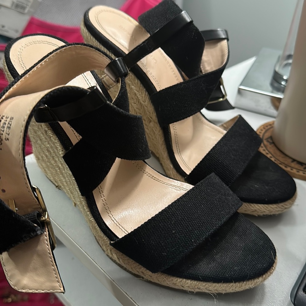 Black wedges